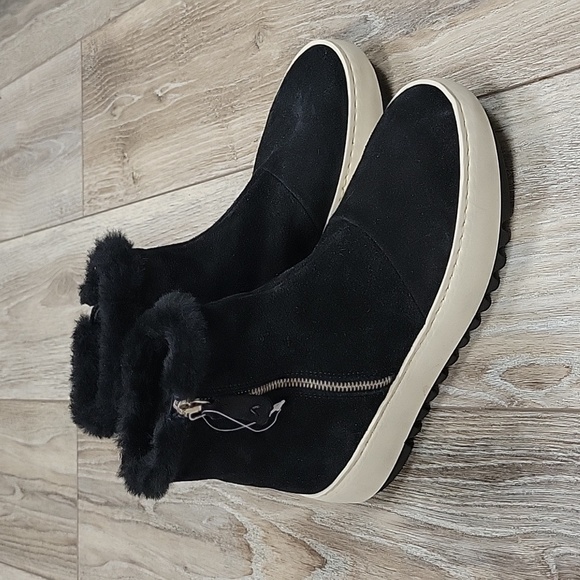 Aquatalia Size 8 Black Alison Suede Bootie with Shearling Trim Like New!